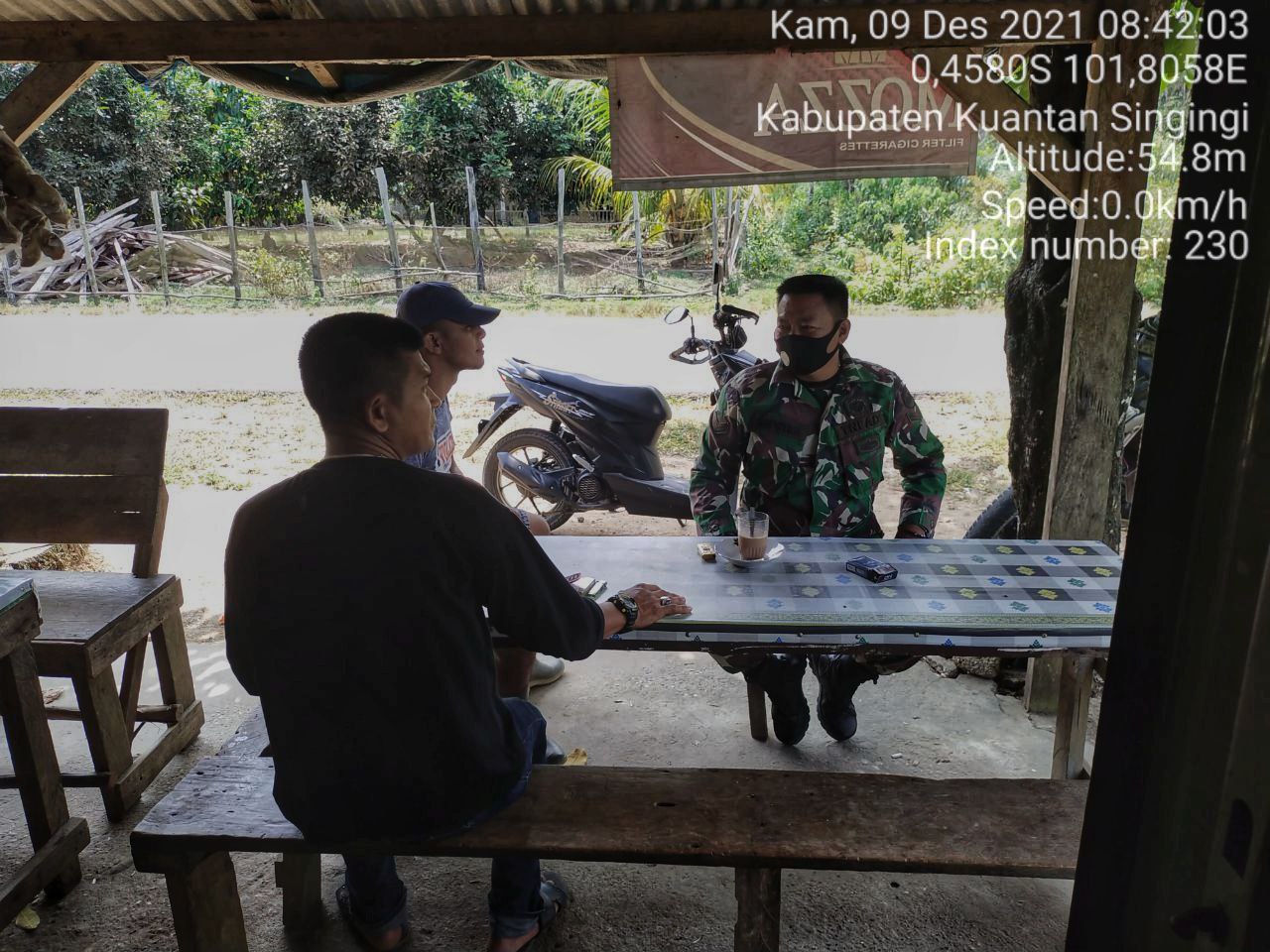 Babinsa Koramil 06 /Cerenti Kodim 0302/Inhu Babinsa  Komsos Dengan Warga Desa Pasar Inuman