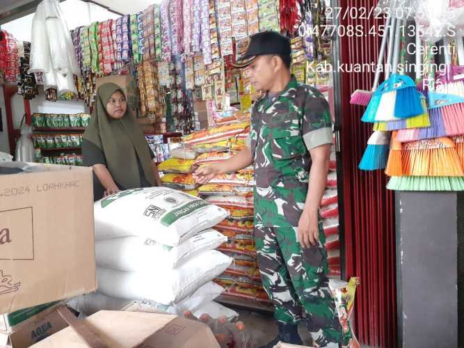 Babinsa Koramil 06/Cerenti Kodim 0302/Inhu Pantau Perkembangan Harga Kebutuhan Pokok Di Desa Koto Cerenti 
