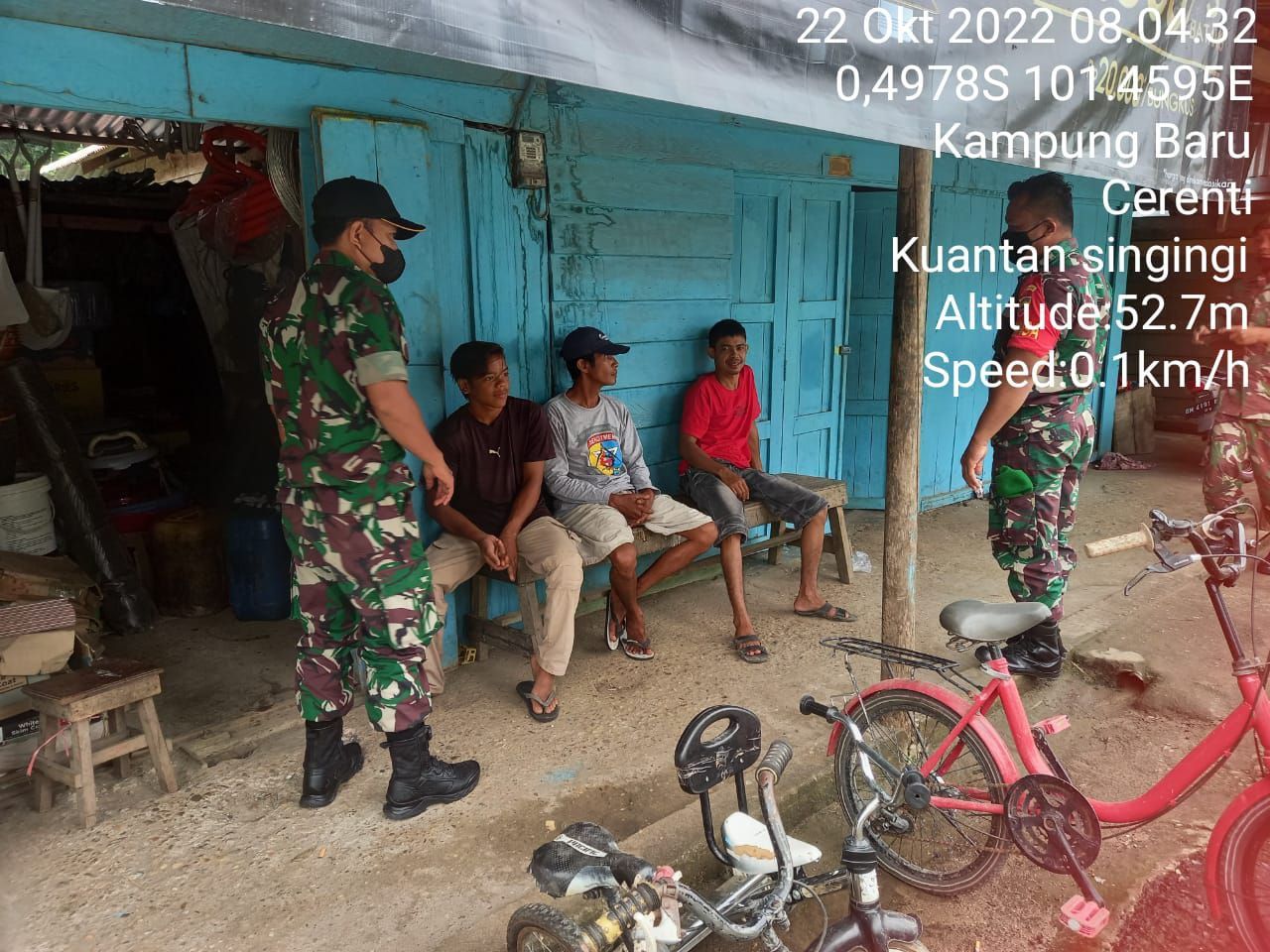 Babinsa Koramil 06/Cerenti Kodim 0302/Inhu Tegakkan Prokes Di Tempat Keramaian Warga Tentang Wajib Pakai Masker