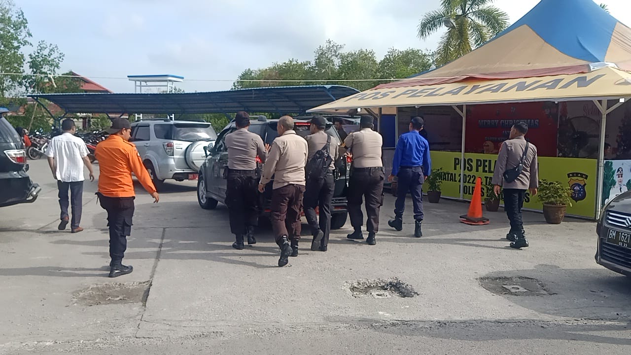 Ada Kendaraan Rusak di Pelabuhan Roro Air Putih, Personel Polsek Bengkalis Turun Membantu