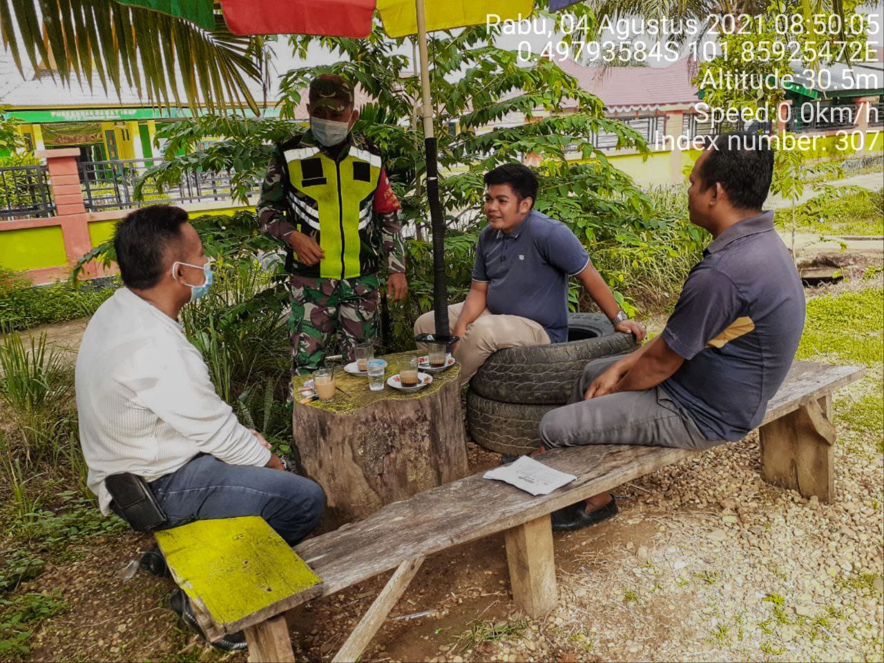 Babinsa Koramil 06/Cerenti Kodim 0302/Inhu Sertu Edison Komsos Dengan Masyarakat Desa Binaan