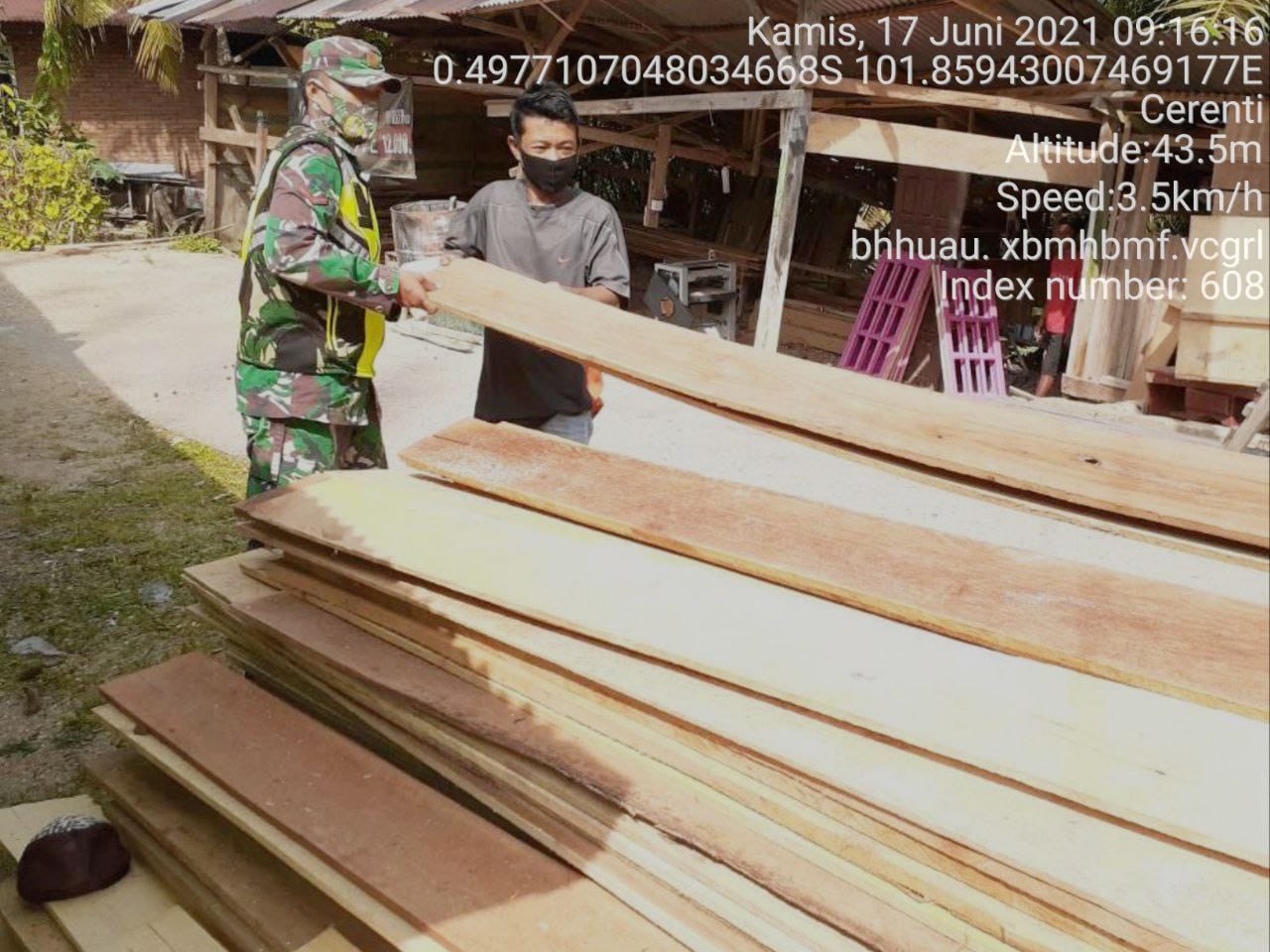 Kopda Junedi Babinsa Koramil 06/Cerenti Dim 0302/Inhu Membantu Angkat Kayu