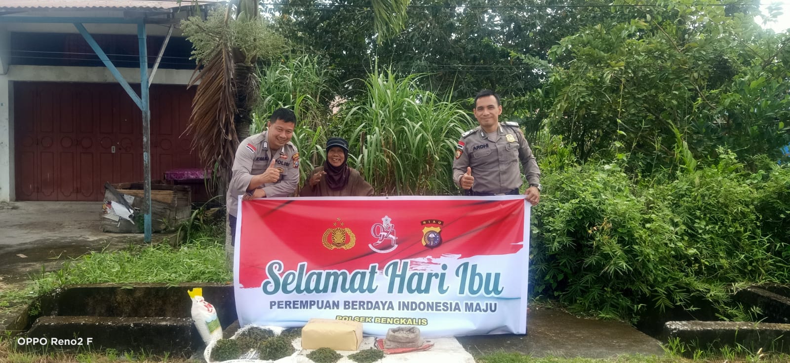 Moment Hari Ibu, Warga Wonosari dan Air Putih Terima Bantuan dari Polsek Bengkalis