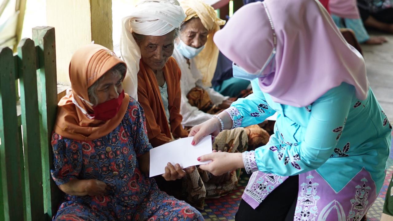 Turun Ke Desa Ketua TP PKK Kuansing Santuni Anak Yatim