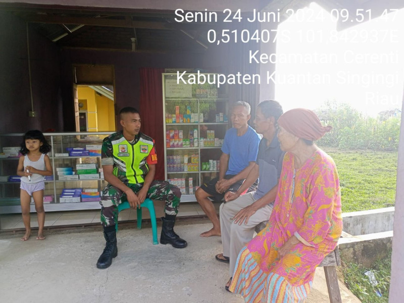 Pratu Reki Gunawan Babinsa Koramil 06/Cerenti Kodim 0302/Inhu Melaksanakan Komunikasi Sosial Dengan Warga Binaannya