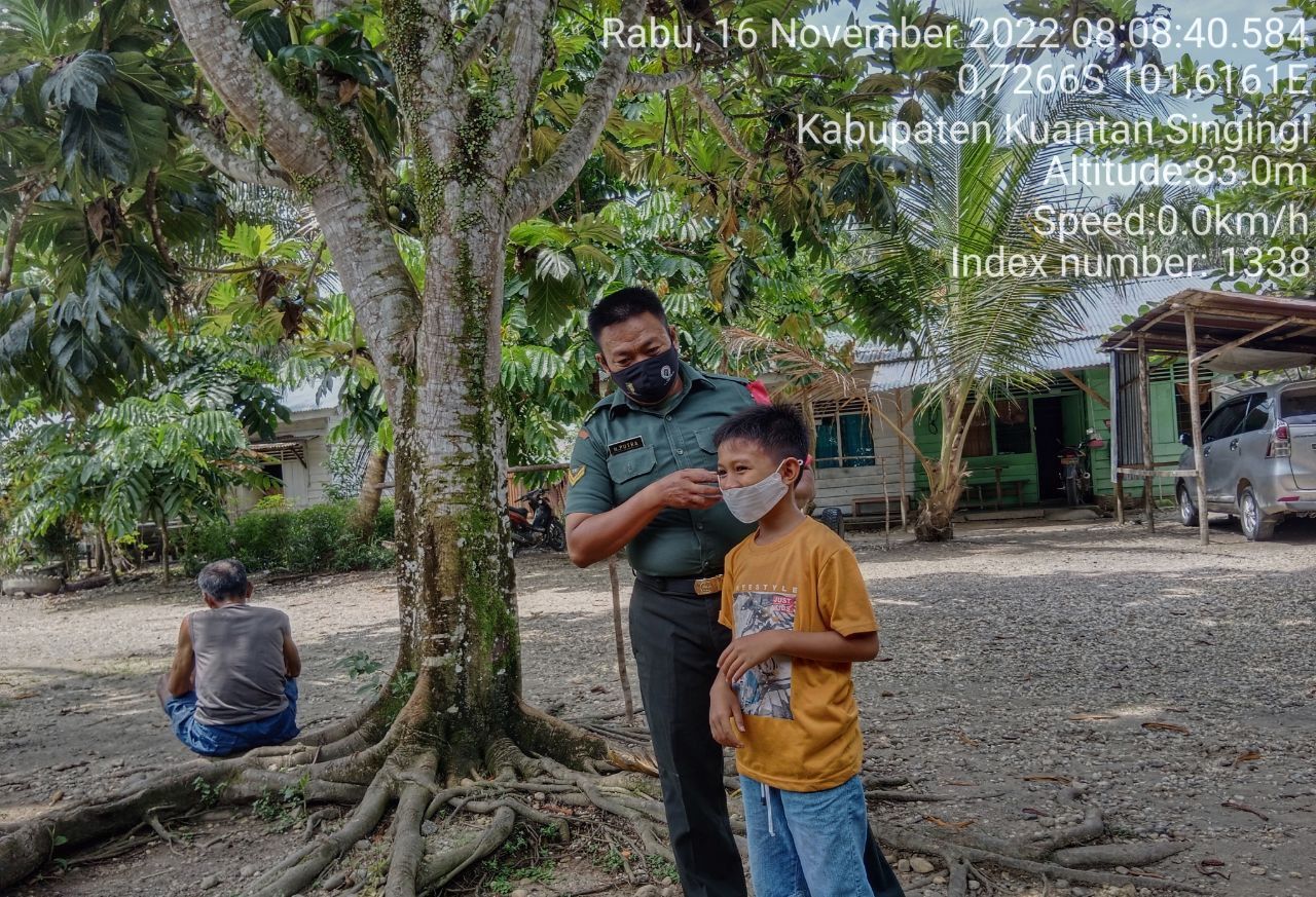 Babinsa Koramil 06/ Cerenti Kodim 0302/ Inhu bagikan Masker  Kepada Warga di Desa Lebuh Lurus Kecamatan Inuman 