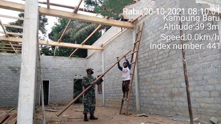 Jaga Hubungan Baik Bersama Warga, Babinsa Koramil 06/Cerenti Kodim 0302/Inhu Bantu Pembangunan Rumah di Banjar Nan Tigo