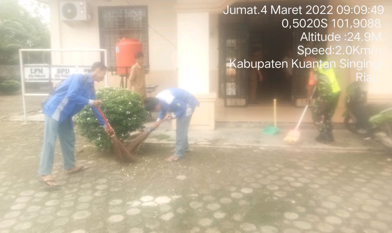 Jum'at Bersih, Babinsa Koramil 06/Cerenti Kodim 0302/Inhu Bersama Perangkat Desa Dan Anak Magang Bersihkan Halaman Kantor Desa Pesikaian