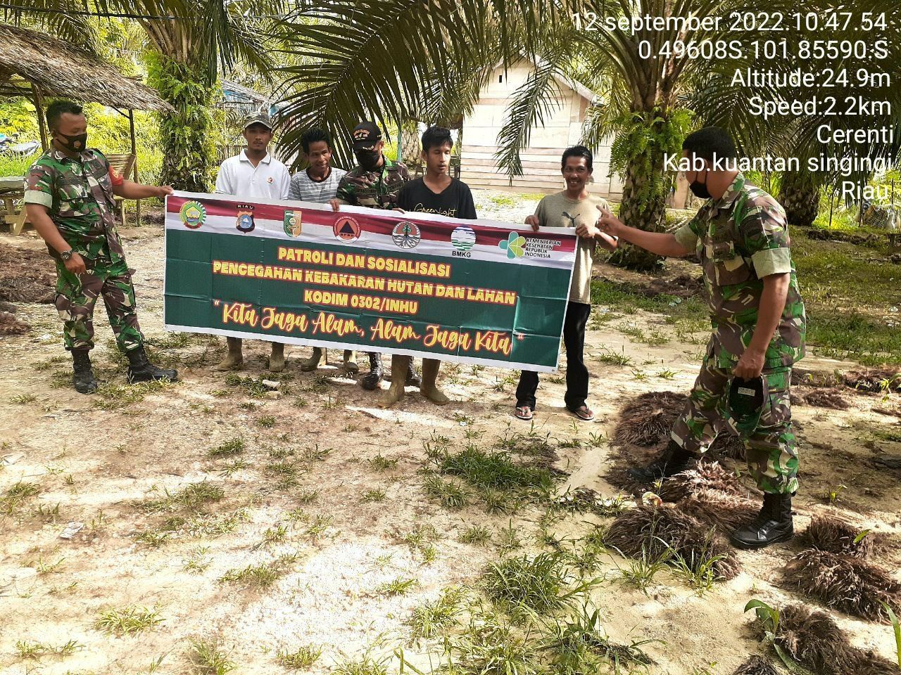 Tingkatkan Pengawasan Karlahut, Babinsa Koramil 06/ Cerenti Kodim 0302/ Inhu, Serda Dumen Siregar Laksanakan Patroli dan Sosialisasi Kepada Masyarakat