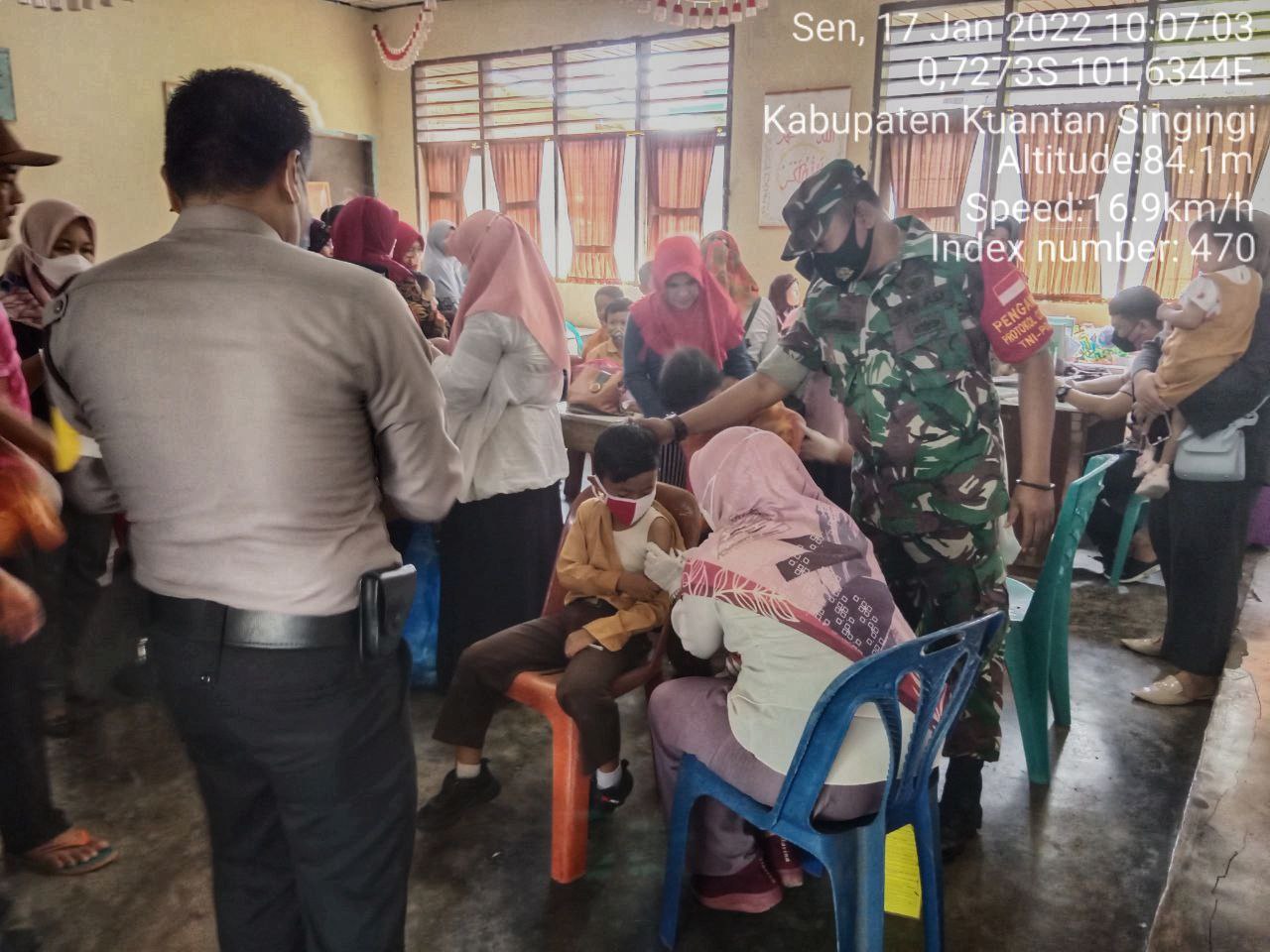 Babinsa Koramil 06/Cerenti Kodim 0302/Inhu Pantau Dan Dampingin Pelaksanaan Vaksin Covid-19 di Pulau Busuk Kecamatan Inuman