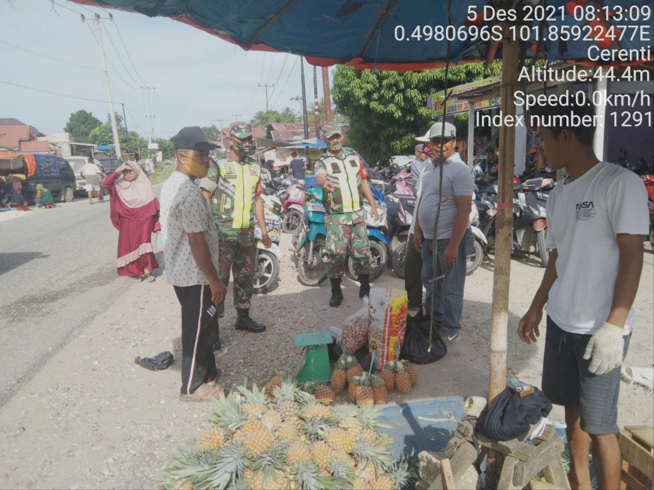 Serda Samrin Babinsa Koramil 06/Cerenti Kodim 0302/Inhu  Berikan Sosialisasi Serta Himbauan Kepada Warga Agar Patuhi Prokes Covid-19 di Kecamatan Cerenti