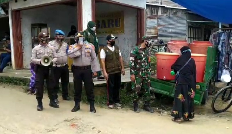 Polsek Kerumutan Terapkan Wajib Masker di Pasar Rakyat Bukit Lembah Subur