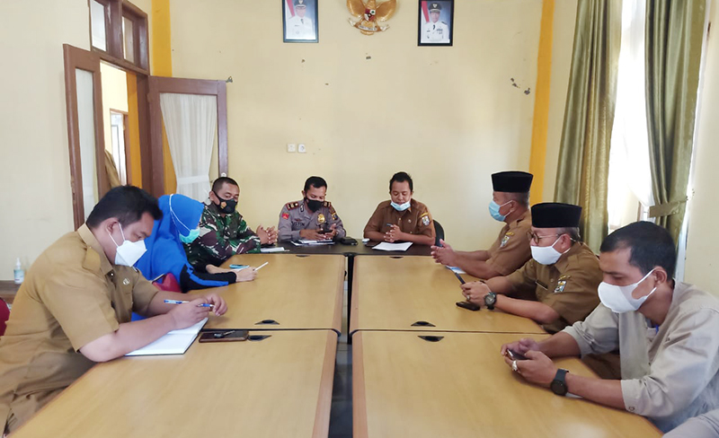 Polsek Pangkalan Lesung dan Upika Gelar Rakor Pembuatan Posko PPKM
