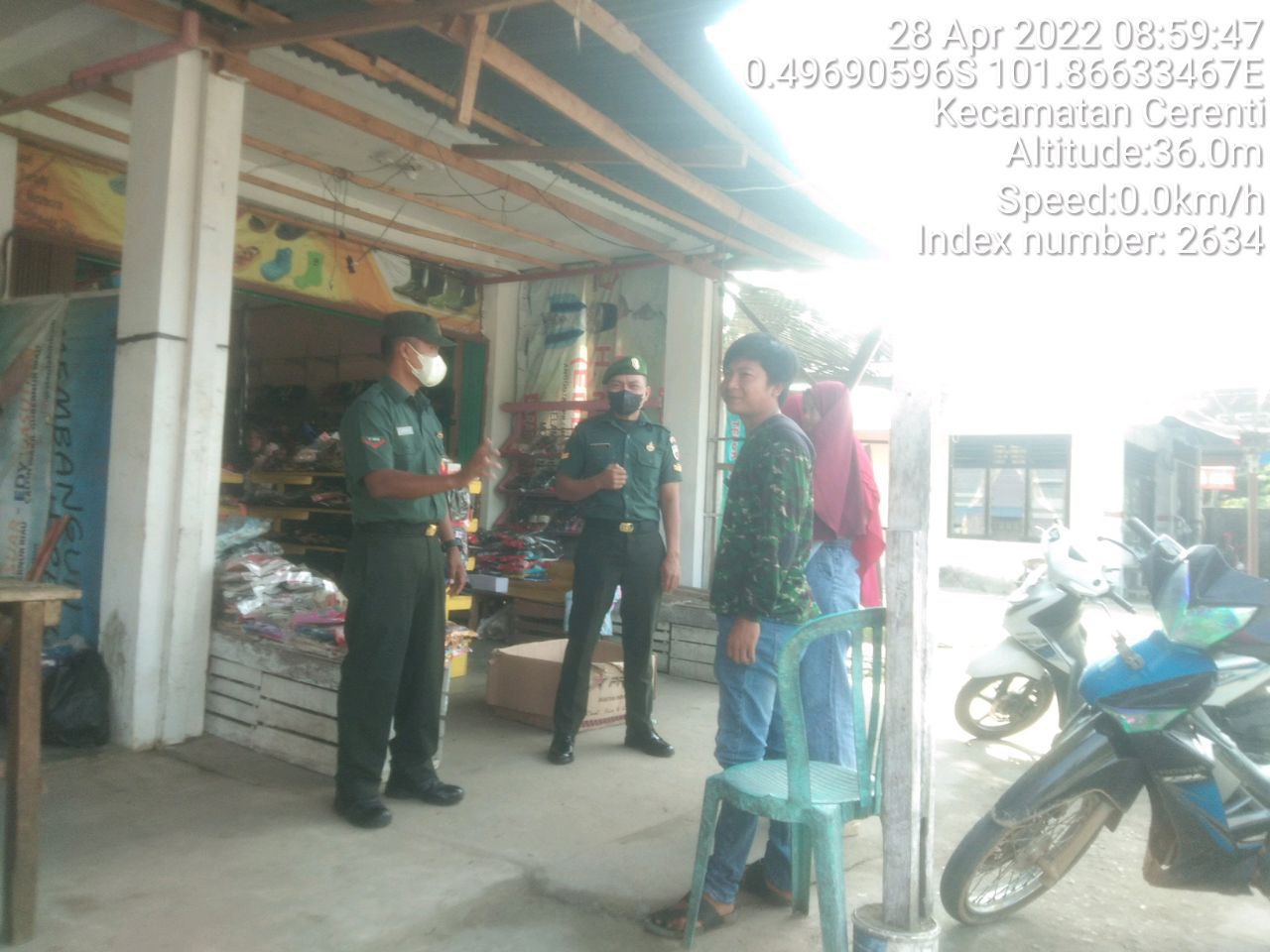 Babinsa Koramil 06/Cerenti Kodim 0302/Inhu Berikan Sosialisasi Serta Himbauan Kepada Warga Agar Patuhi Prokes Covid-19 di Wilayah Binaannya