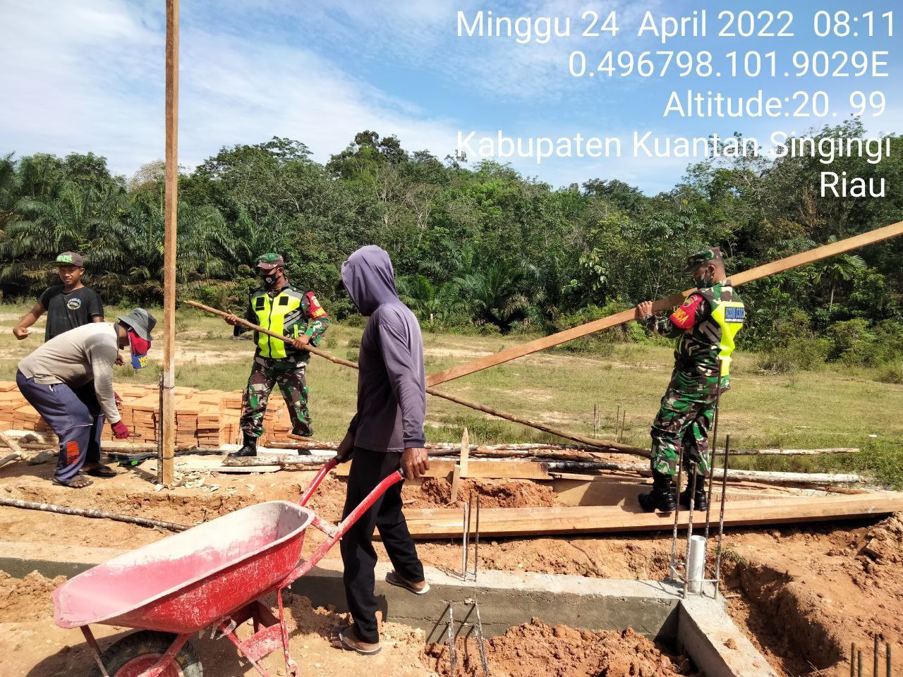 Babinsa Korami l06/Cerenti Kodim 0302/Inhu, Serda Juanda Bersama Anggota Lainnya Bantu Masyarakat Desa Binaan Membuat Pondasi Rumah