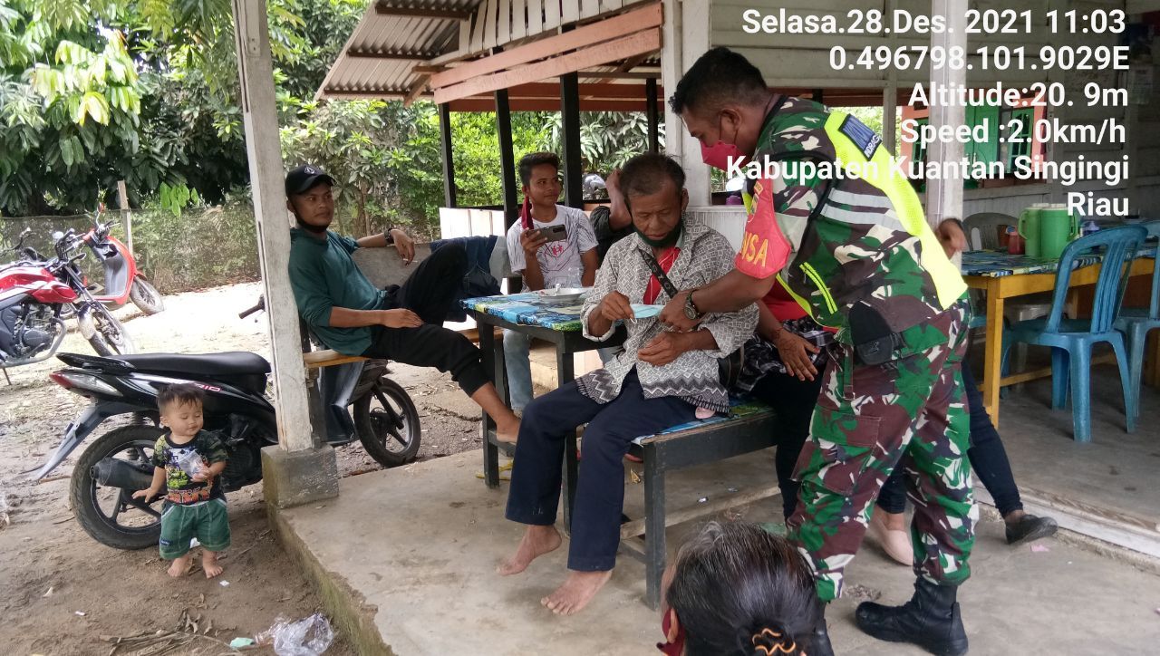 Babinsa Koramil 06/Cerenti Kodim 0302/Inhu Terus Melaksanakan Disiplin Prokes Dan Bagikan Masker Kepada Masyarakat di Pulau Panjang Hulu Kecamatan Inuman Kabupaten Kuansing
