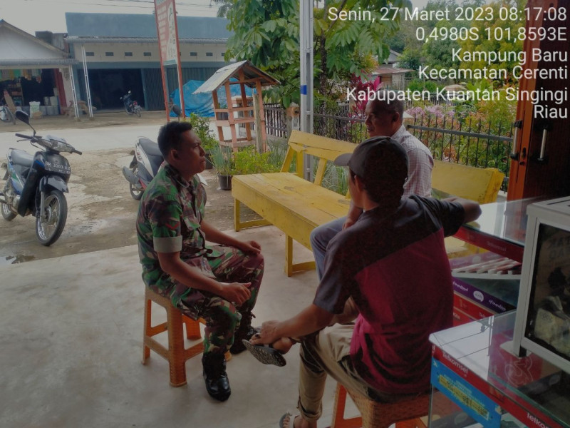 Babinsa Koramil 06/Cerenti Kodim 0302/Inhu  Kopda Muhamad Soleh Komsos Dengan Warga Binaan Memberikan Pengertian Tentang Pentingnya Menjaga Keamanan Lingkungan