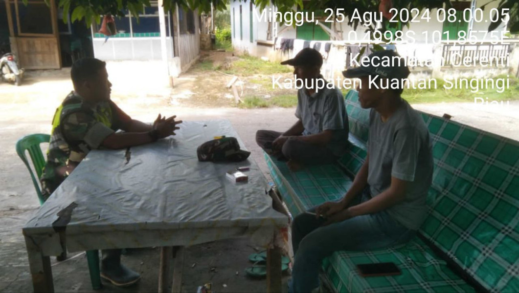 Babinsa Koramil 06/Cerenti Kodim 0302/Inhu Komsos Dengan Warga Untuk Mempererat Hubungan Baik Di Masyarakat  Desa Pulau Jambu 