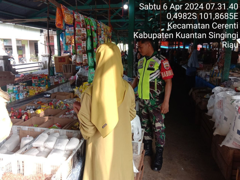 Cek Harga Sembako Babinsa Koramil 06/Cerenti Kodim 0302/Inhu Berinteraksi Dengan Pedagang Dan Pembeli