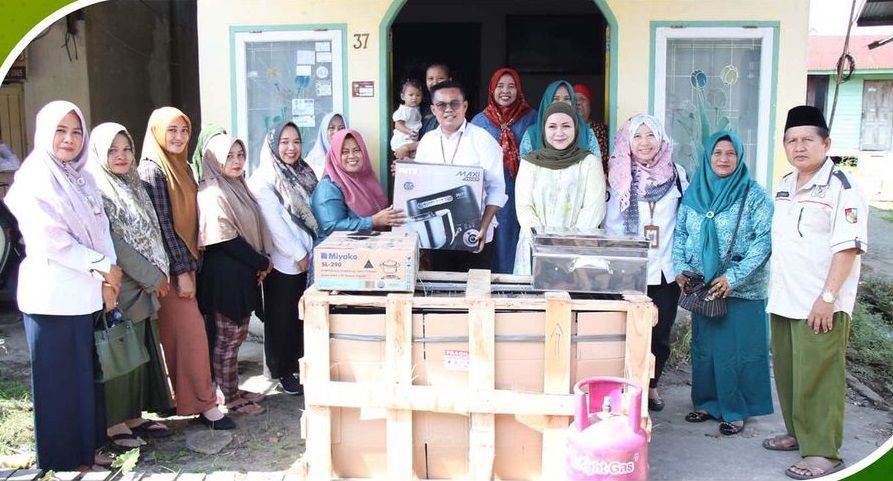 Kepala DKP Kota Pekanbaru Serahkan Bantuan Alat Usaha Pengolahan Pangan kepada Kelompok Kampung Pangan Lokal