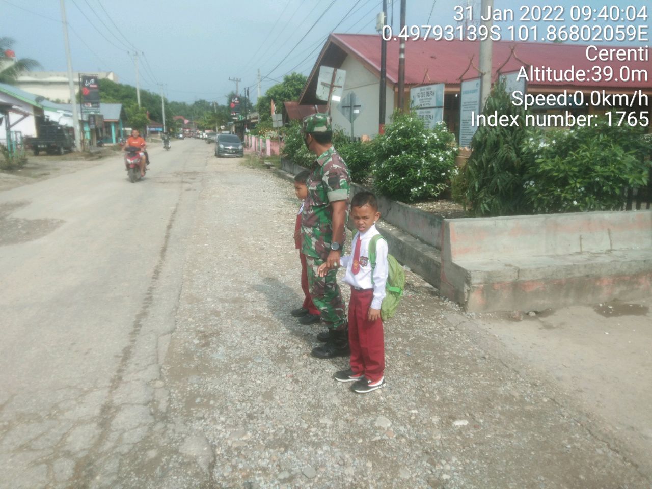 Kopda Junedi Babinsa Koramil 06/Cerenti Kodim 0302/Inhu Membatu Menyeberangkan Anak-Anak Sekolah Dasar di Kelurahan Pasar Cerenti