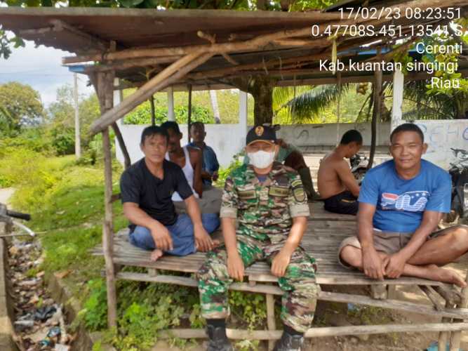 Babinsa Koramil 06/Cerenti Kodim 0302/Inhu Komsos Dengan Warga Binaan Memberikan Pengertian Tentang Pentingnya Menjaga Keamanan di Desa Tanjung Medan Kecamatan Cerenti