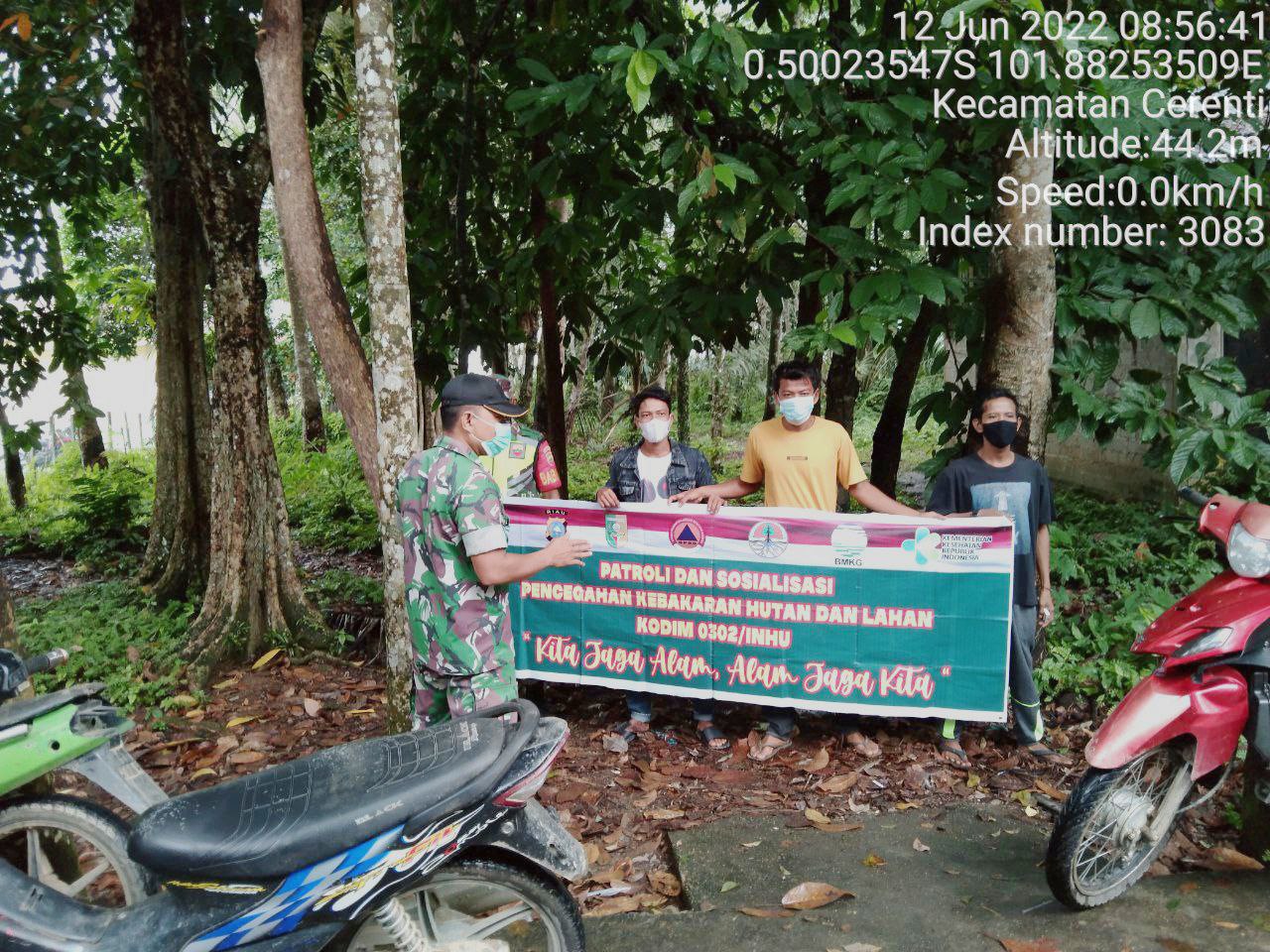 Babinsa Koramil 06/Cerenti Kodim 0302/Inhu Laksanakan Sosialisasi Karhutla di Desa Binaannya, Supaya Tidak Terjadi Pembakaran Lahan