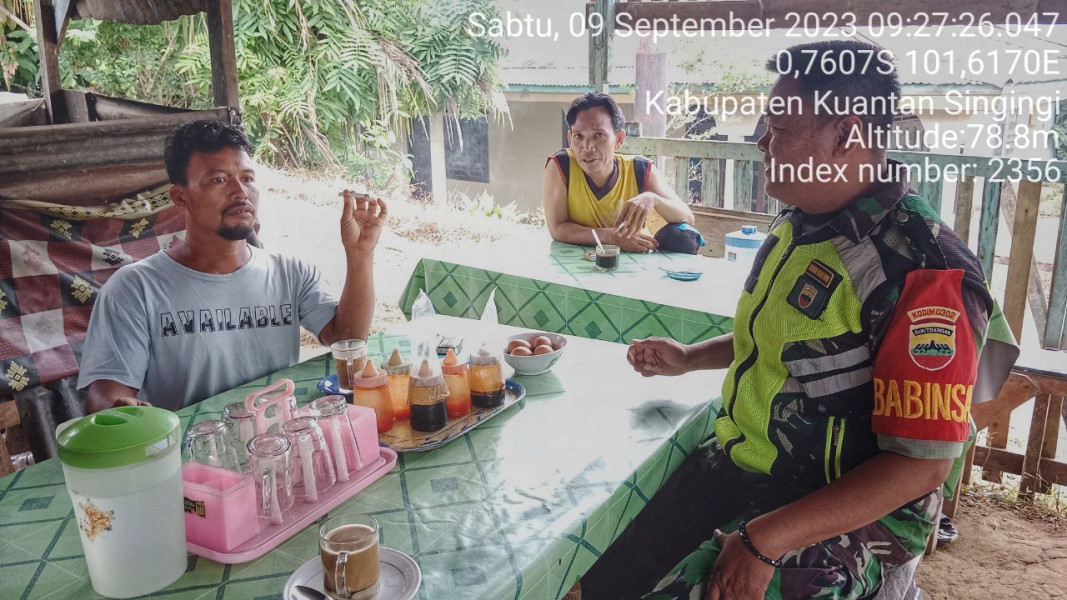 Pererat Silahturahmi di Desa Tanjung Medan Sertu Heriyus Saputera Babinsa Koramil 06/Cerenti Kodim 0302/Inhu Komsos Dengan Masyarakat