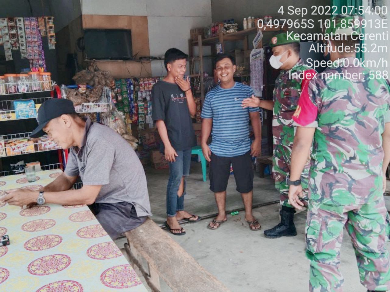 Babinsa Koramil 06/Cerenti Kodim 0302/Inhu Berikan Sosialisasi Serta Himbauan Kepada Warga Agar Patuhi Prokes Covid-19 di Desa Kompe Berangin Cerenti