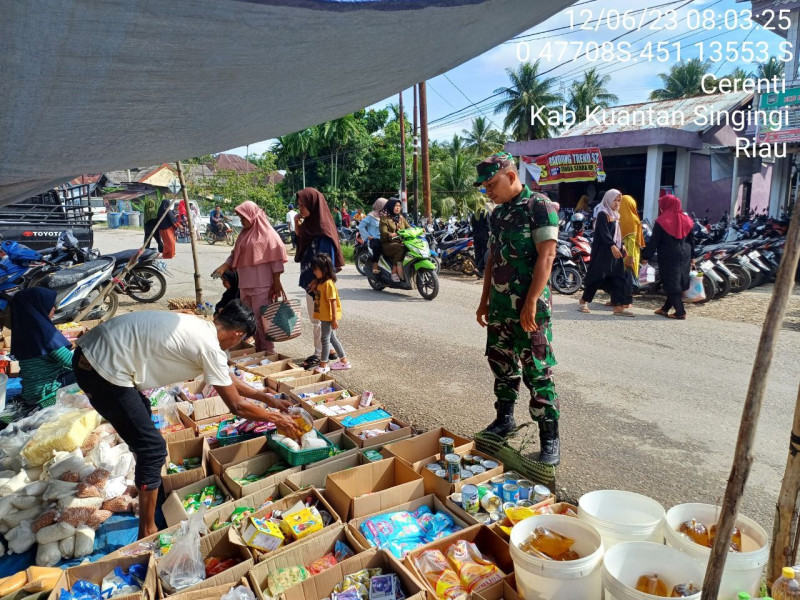 Babinsa Koramil 06/Cerenti Pantau Perkembangan Harga Kebutuhan Pokok Di Wilayah Teritorialnya