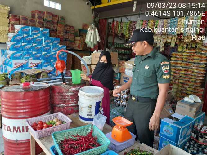 Babinsa Koramil 06/Cerenti Kodim 0302/Inhu Sertu Efison Pantau Perkembangan Harga Kebutuhan Pokok Di Wilayah Kecamatan Inuman