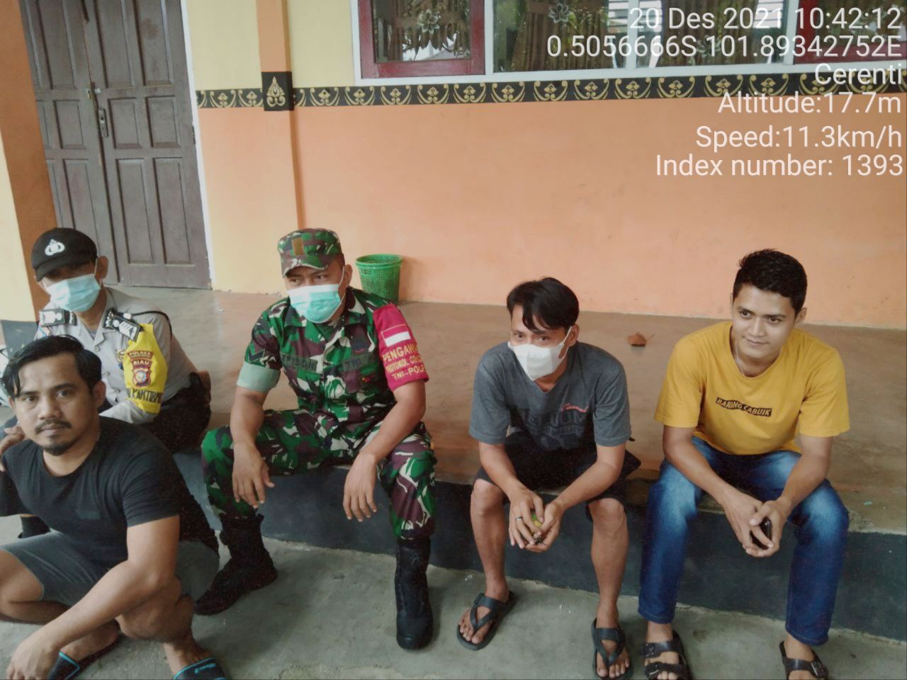 Babinsa Koramil 06/Cerenti  Dim 0302/Inhu, Sertu Efison Komsos Dengan Warga Desa Pulau Jambu Kecamatan Cerenti