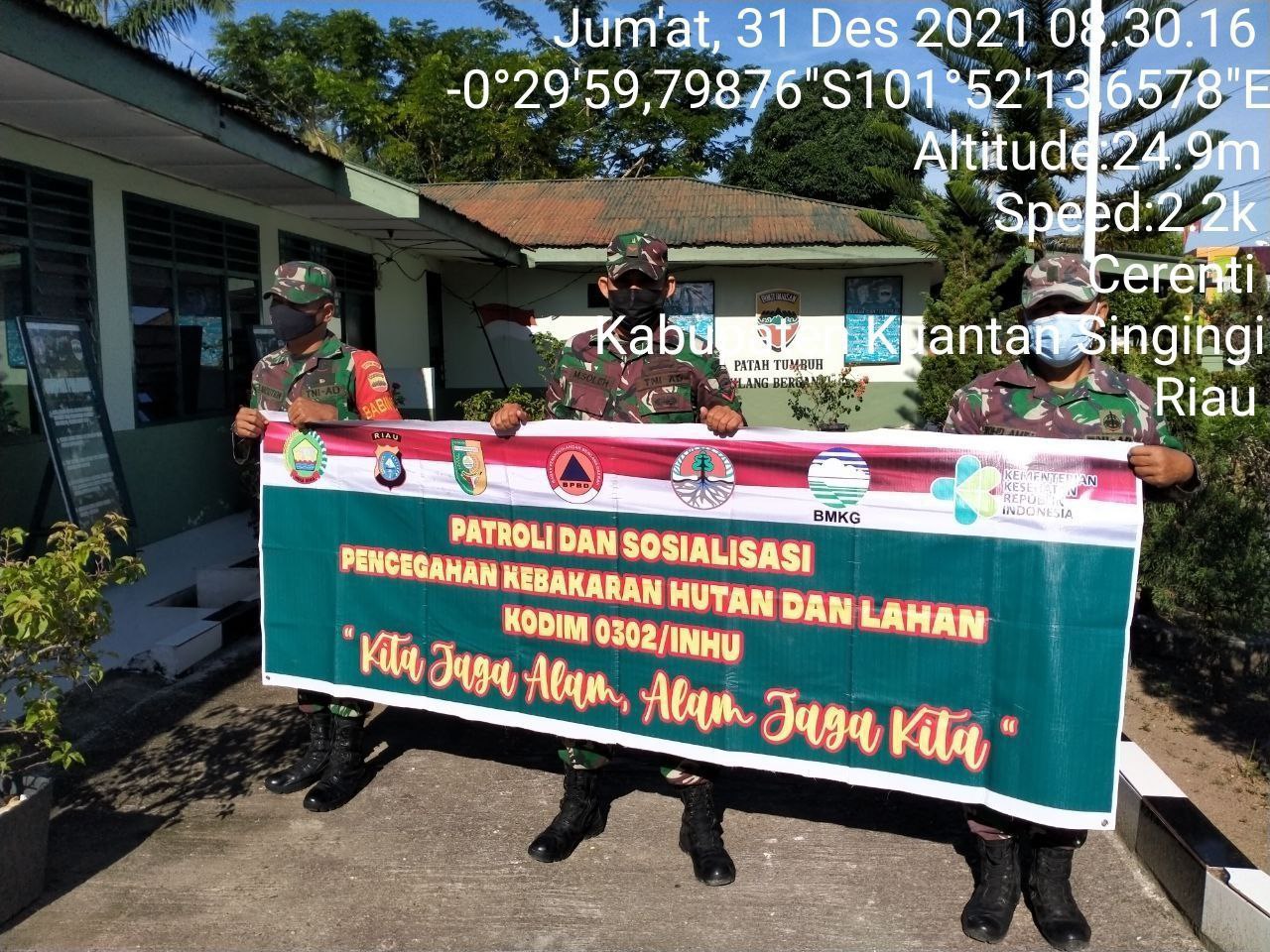 Tingkatkan Pengawasan Karlahut, Babinsa Koramil 06/ Cerenti Kodim 0302/Inhu Laksanakan Patroli dan Sosialisasi Kepada Masyarakat di Kampung Baru Cerenti