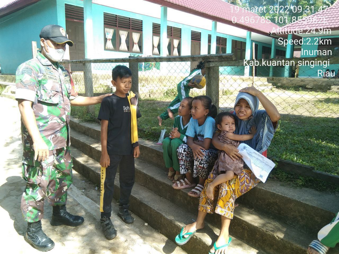 Serda Dumen Siregar Babinsa Koramil 06/Cerenti Kodim 0302/Inhu Melaksanakan Kegiatan Komsos Dengan Warga Binaan di Desa Koto Inuman Kecamatan Inuman