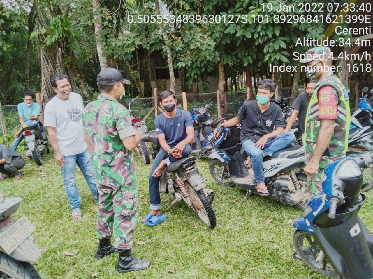 Babinsa Koramil 06/Cerenti Dim 0302/Inhu Berikan Sosialisasi Serta Himbauan Kepada Warga Agar Patuhi Prokes Covid-19 di Desa Tanjung Medan Kecamatan Cerenti