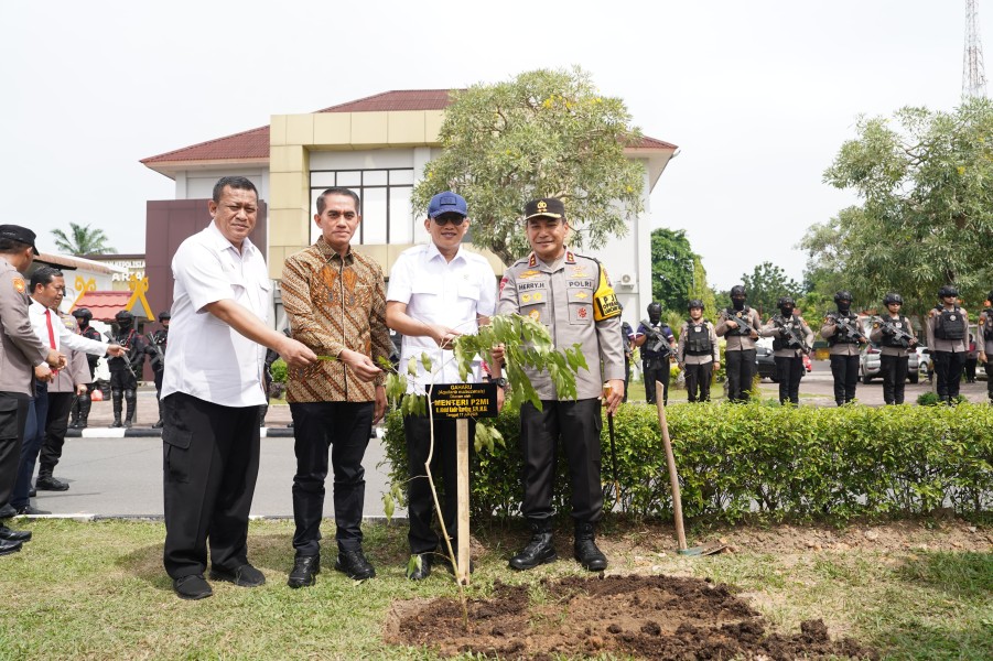 Menteri P2MI Tanam Pohon Gaharu di Mapolda Riau, Simbol Perlawanan terhadap TPPO