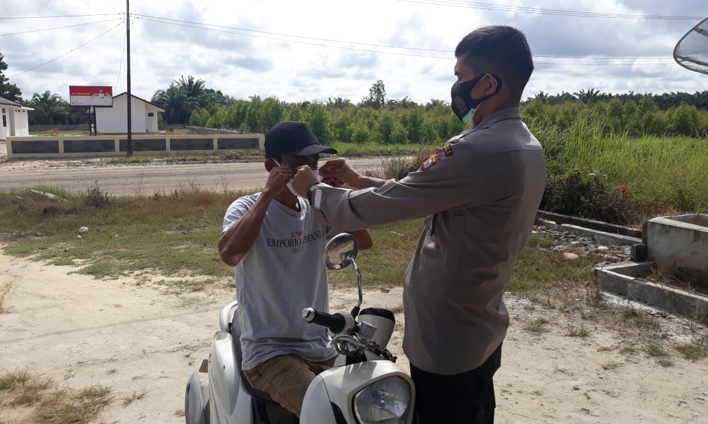 Bhakti Sosial, Polsubsektor Pelalawan Bagi-bagi Masker Gratis ke Warga