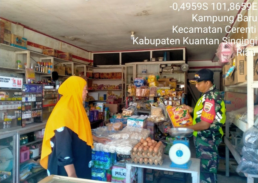 Di Warung Sembako, Babinsa Koramil 06/Cerenti Kodim 0302/Inhu Pantau Perkembangan Harga Kebutuhan Pokok Di Wilayah Kecamatan Cerenti