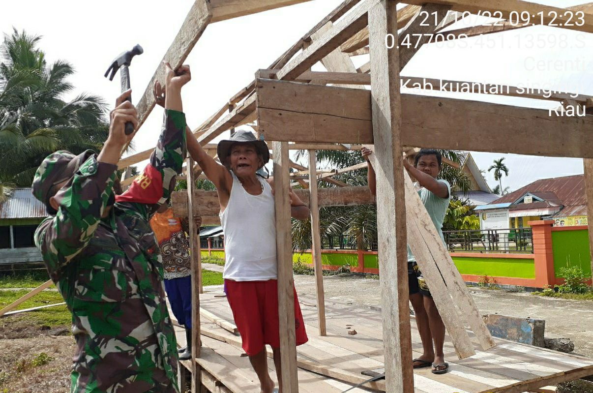Di Sela-Sela Rutinnya Babinsa Koramil 06/Cerenti Kodim 0302/Inhu Bantu Warga Binaan Melanjutkan Pembuatan Warung