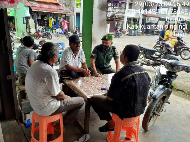 Babinsa Koramil 06/Cerenti Dim 0302/Inhu Laksanakan Komsos Dengan Warga Desa Memberikan Pengertian Tentang Pentingnya Menjaga Keamanan di Desa Pasar Inuman