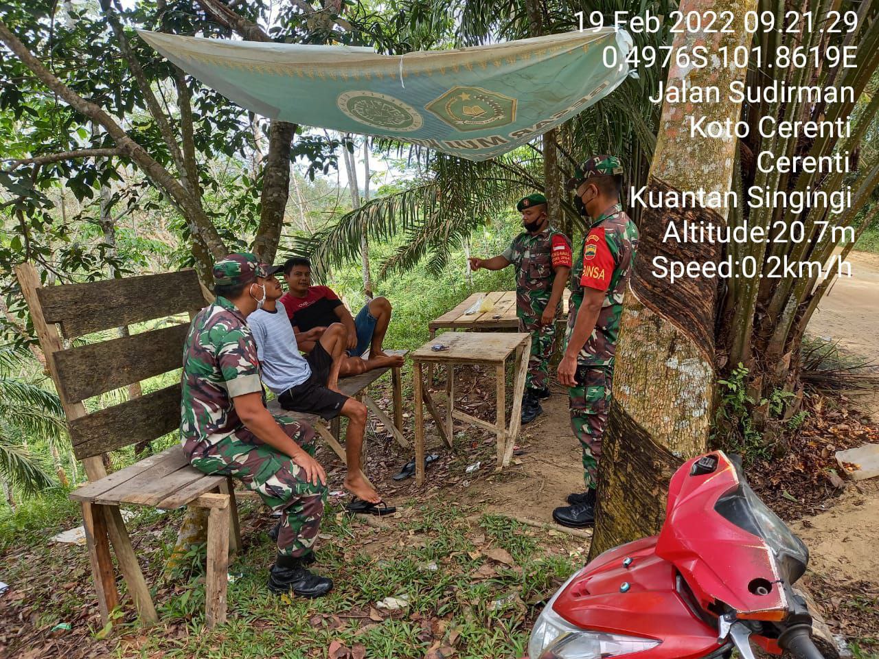 Antisipasi Karhutla, Babinsa Koramil 06/Cerenti Kodim 0302/Inhu, SP. Nasution Tingkatkan Patroli Dan Sosialisasi Pencegahan Karhutla Diwilayah Binaan