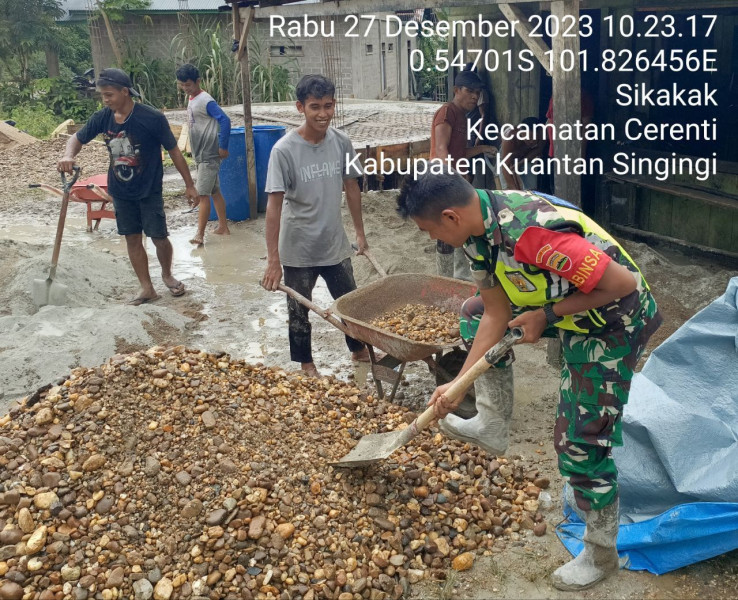 Babinsa Koramil 06/Cerenti Kodim 0302/Inhu Bantu Warga Membangun Pondasi Rumah Warga