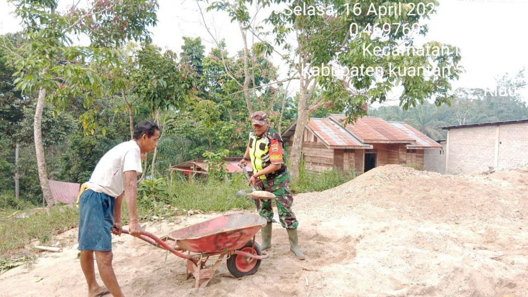 Babinsa Koramil 06/Cerenti  Kodim 0302/Inhu Bergotong Royong Dengan Masyarakat Di Desa Seberang Pulau Busuk 
