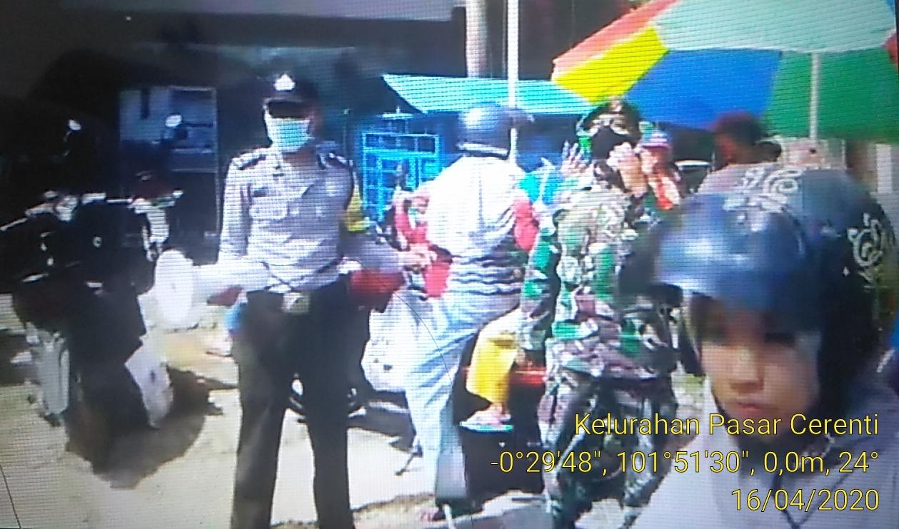 Babinsa Koramil 06/ Cerenti Dim 0302/Inhu Dan Babinkantibmas Polsek Cerenti Sosialisasikan Bahaya Covid-19. 