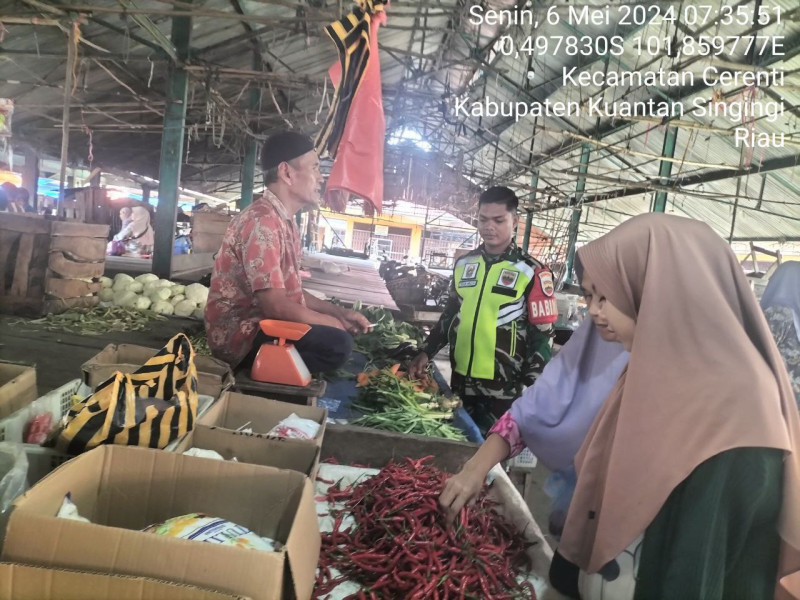 Babinsa Koramil 06/Cerenti Kodim 0302/Inhu Pratu Teguh Mulya Pastikan Harga Sembako Stabil 