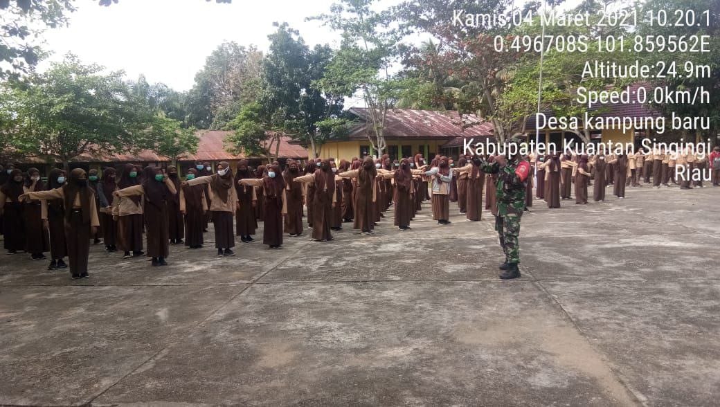 Babinsa Karamil 06/Cerenti Dim 0302/Inhu Melatih Peraturan Baris Berbaris Kepada Siswa-Siswi SMP Negeri 1 Cerenti
