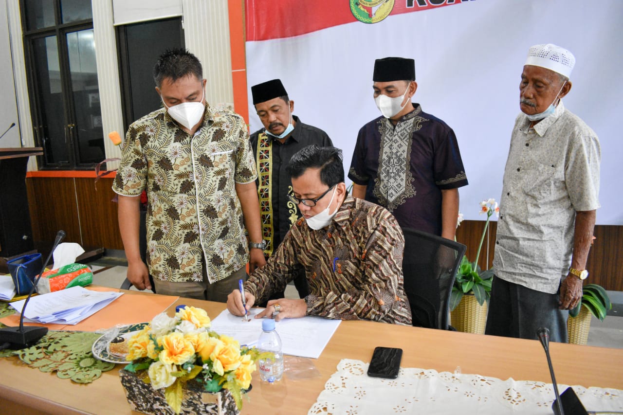 Berkomitmen Wujudkan Negeri Bermarwah, Wabup Tandatangani Akta Pendirian Lembaga Adat Nagori