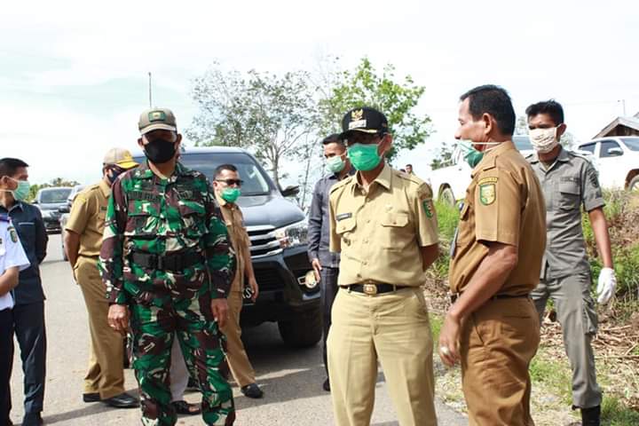 H.Mursini Bupati Kuansing Tinjau Posko Pengawasan Covid-19, Di Kecamatan Pucuk Rantau.