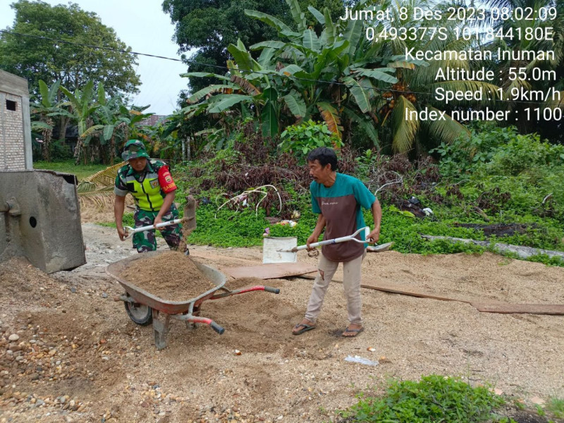 Kopda Junedi Babinsa Koramil 06/Cerenti Dim 0302/Inhu Gotong Royong TNI Di Kampung Pancasila Memperbaiki Dapur Warga Binaannya