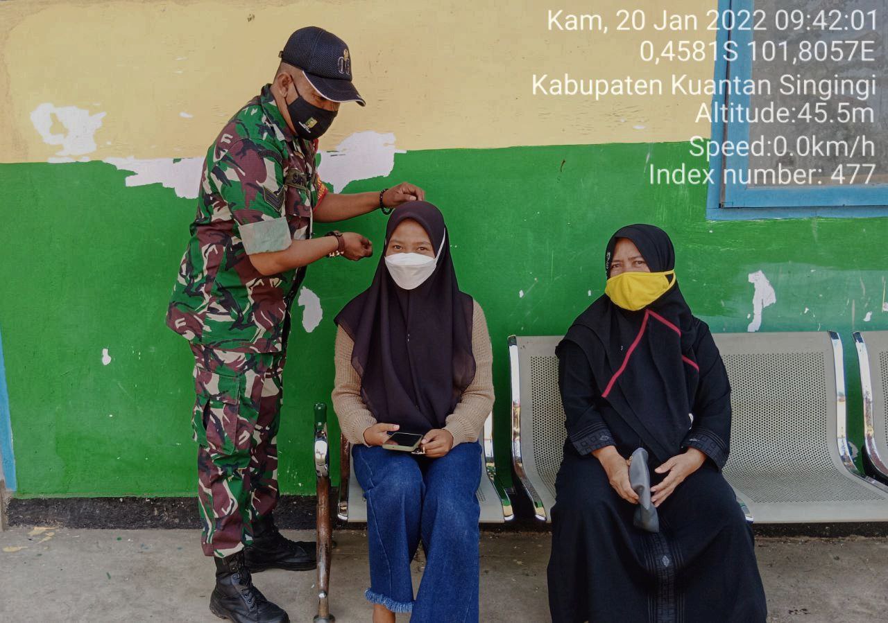 Babinsa Koramil 06/ Cerenti Kodim 0302/ Inhu Bagikan Masker  Kepada Warga di Bedeng Sikuran